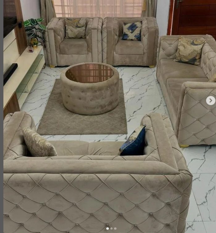BARELY USED seater (Lekki)