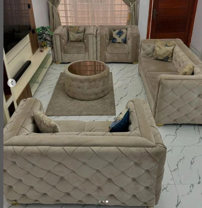 BARELY USED seater (Lekki) - Image 2