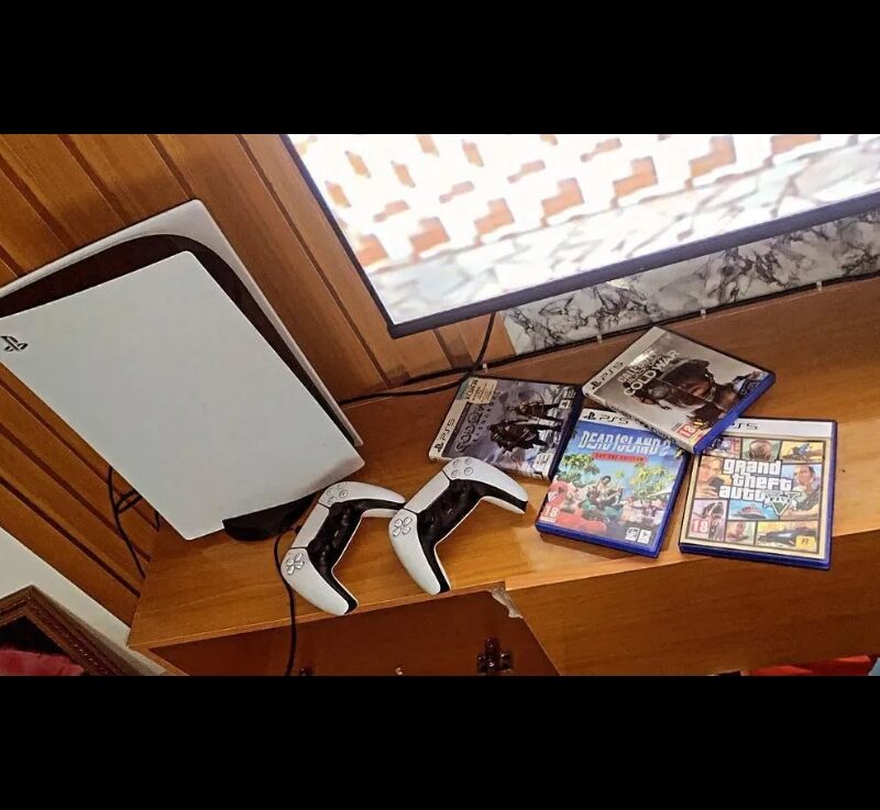 PS5 with 2 pads and 2 games (Osborn Phase 2)