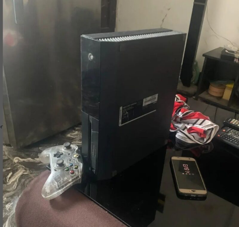 Xbox one with a wired pad and 5 games (Gbagada)