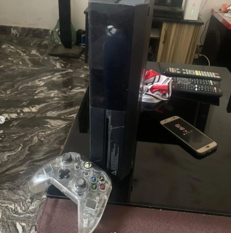 Xbox one with a wired pad and 5 games (Gbagada) - Image 2